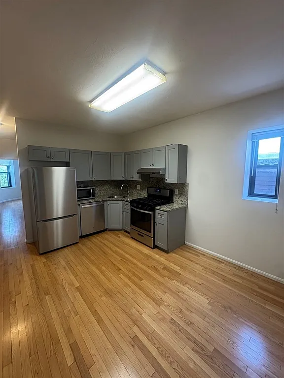3 bed, 1.5 bath, 1100 sqft, $3,200 — Photo 1