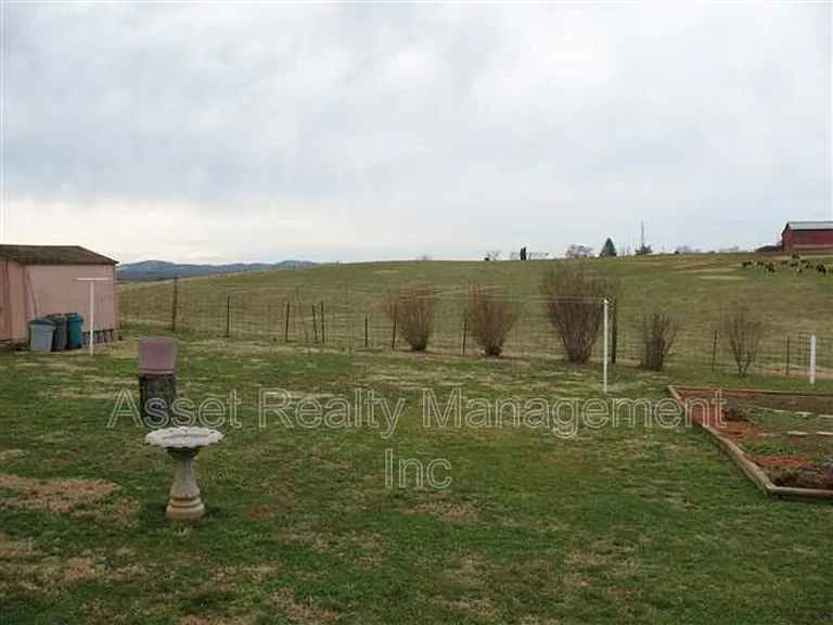218 Britton Dr — Photo 25