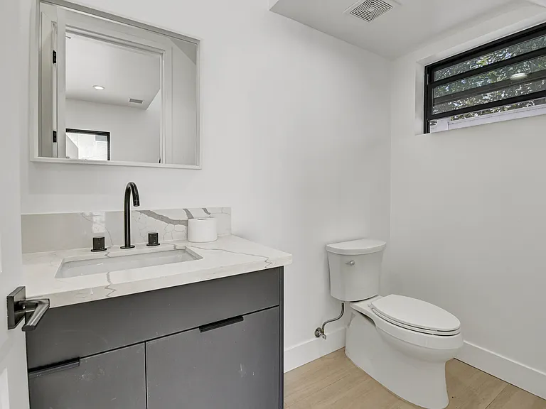 7434 Penfield Ave — Photo 14