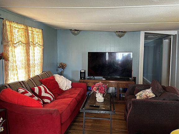 4th image of 202 Cottonwood St