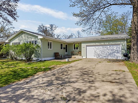 3rd image of 1472 Parkwood Dr SE
