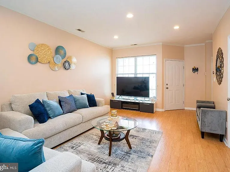704 Dahlia Cir — Photo 8
