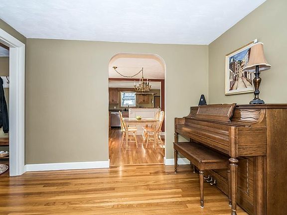 3rd image of 9 Essex St
