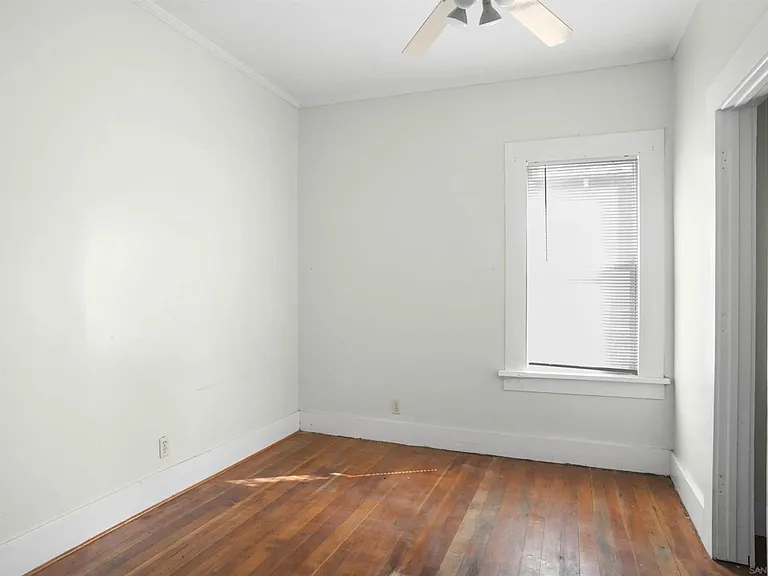 2438 Commercial St — Photo 9