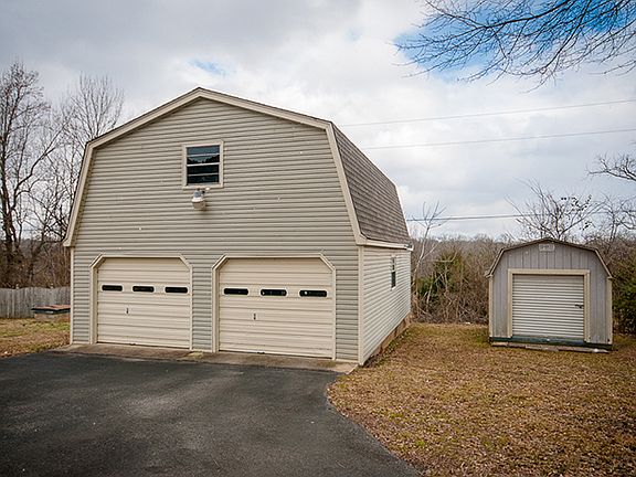 5th image of 130 Karen Dr