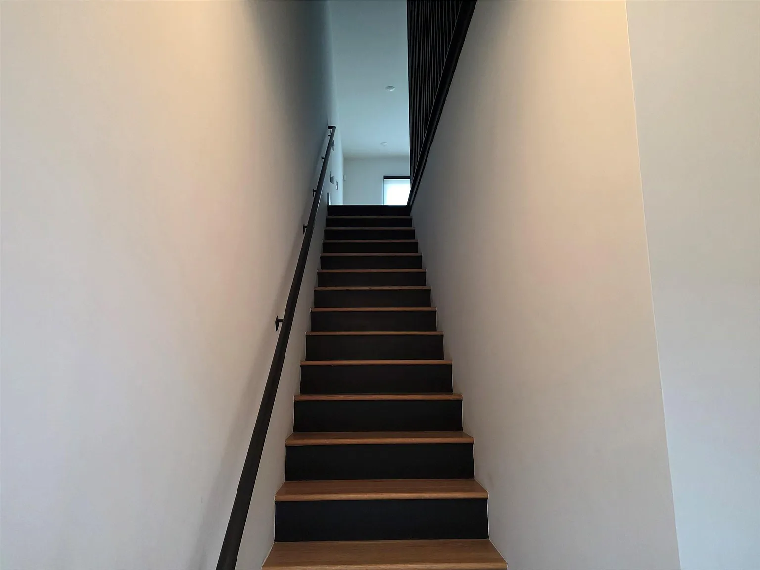 2 bed, 2.5 bath, 1400 sqft, $4,250 — Photo 4