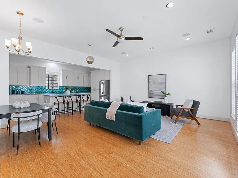 1121 Moy St — Photo 10