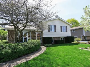 1813 Longmeadow Dr, Lindenhurst, IL 60046