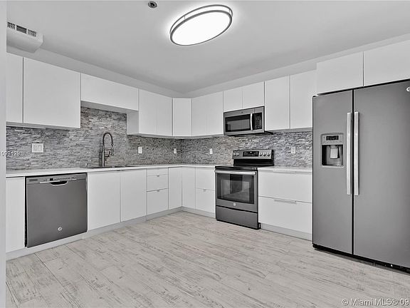 5th image of 251 Crandon Blvd APT 327