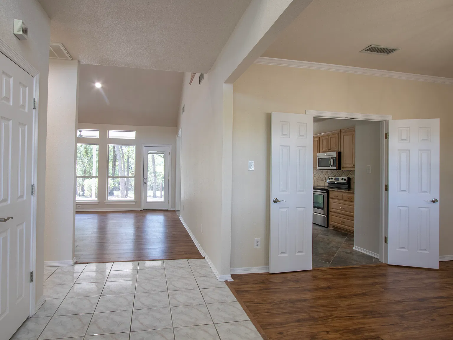 3 bed, 2.5 bath, 3056 sqft, $5,000 — Photo 4