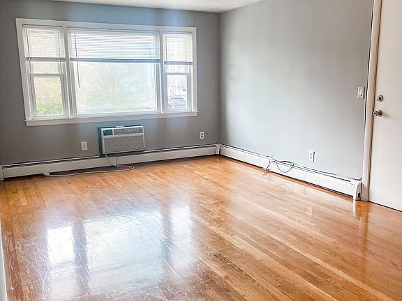 2nd image of 139 West St APT 2