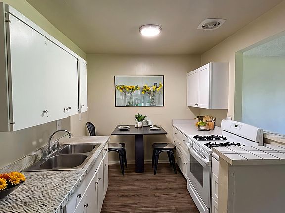 2nd image of 915 S Citron St APT 4