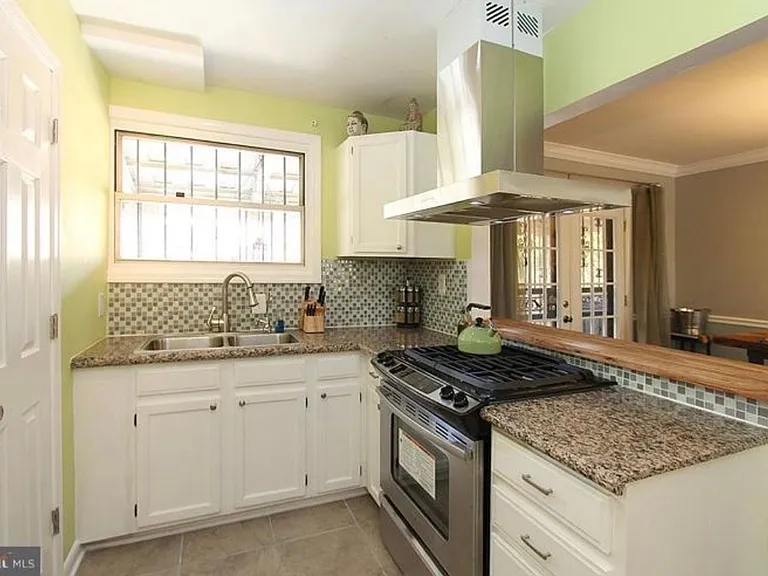 1376 W St NE — Photo 2