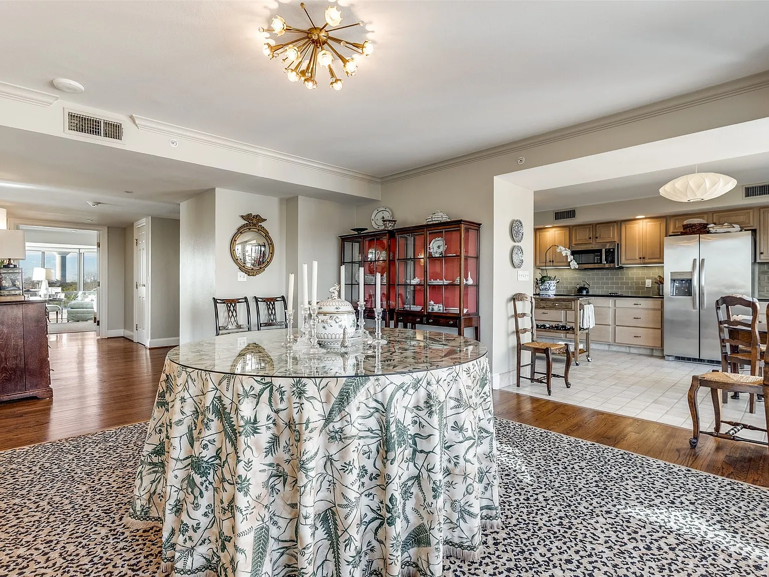 3 bed, 3.5 bath, 2569 sqft, $6,800 — Photo 3