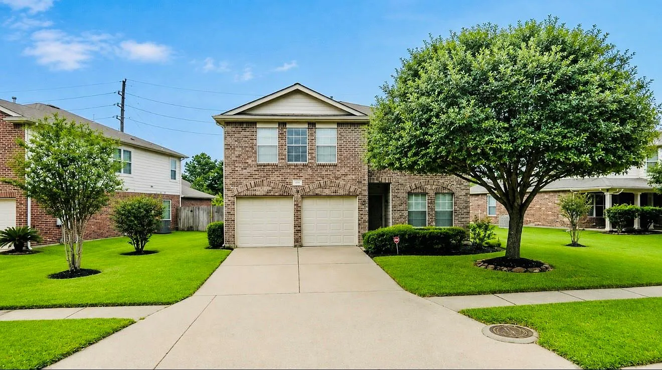 4 bed, 2.5 bath, 2560 sqft, $2,200 — Photo 1