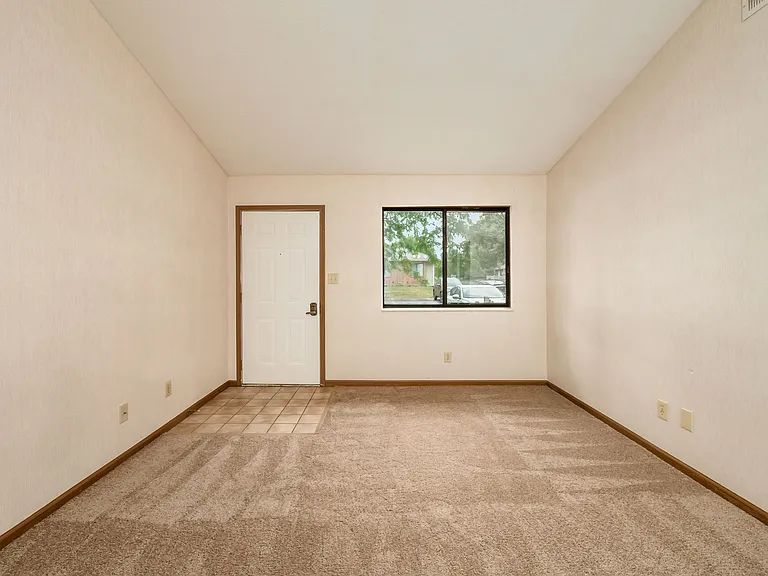 2404 Royal Meadow Ln — Photo 5