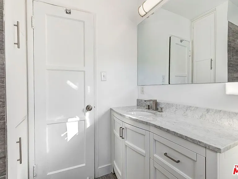 5022 Clinton St #C — Photo 12