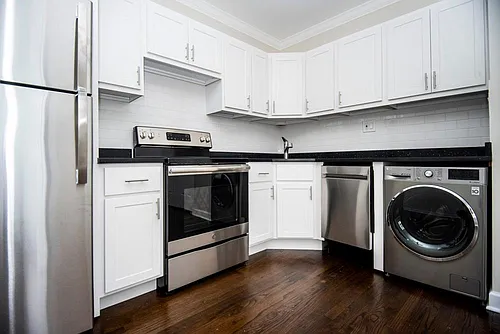 3345 N Marshfield Ave #402 Photo 1