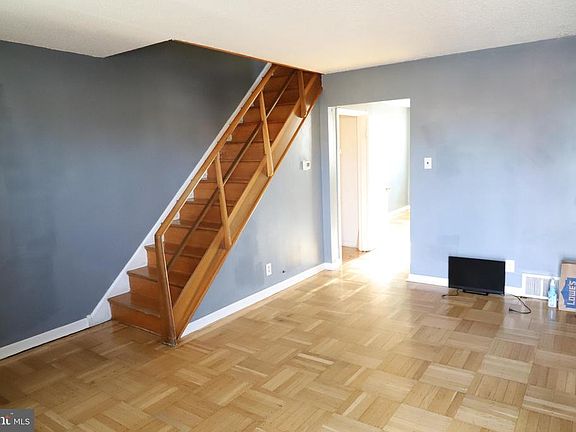 2nd image of 2100 Devereaux Ave
