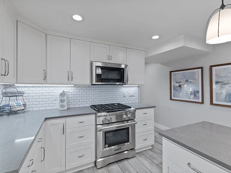 2061 NW Kearney St — Photo 7
