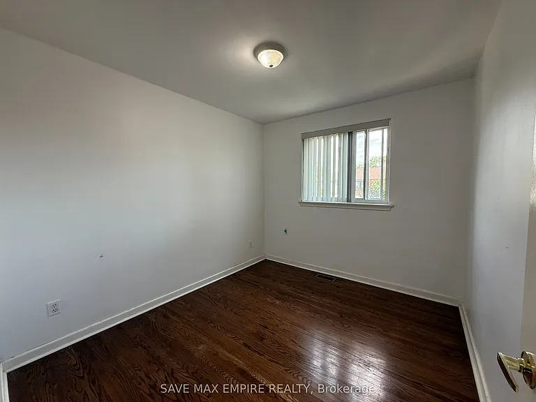 1560 Sandgate Cres — Photo 8