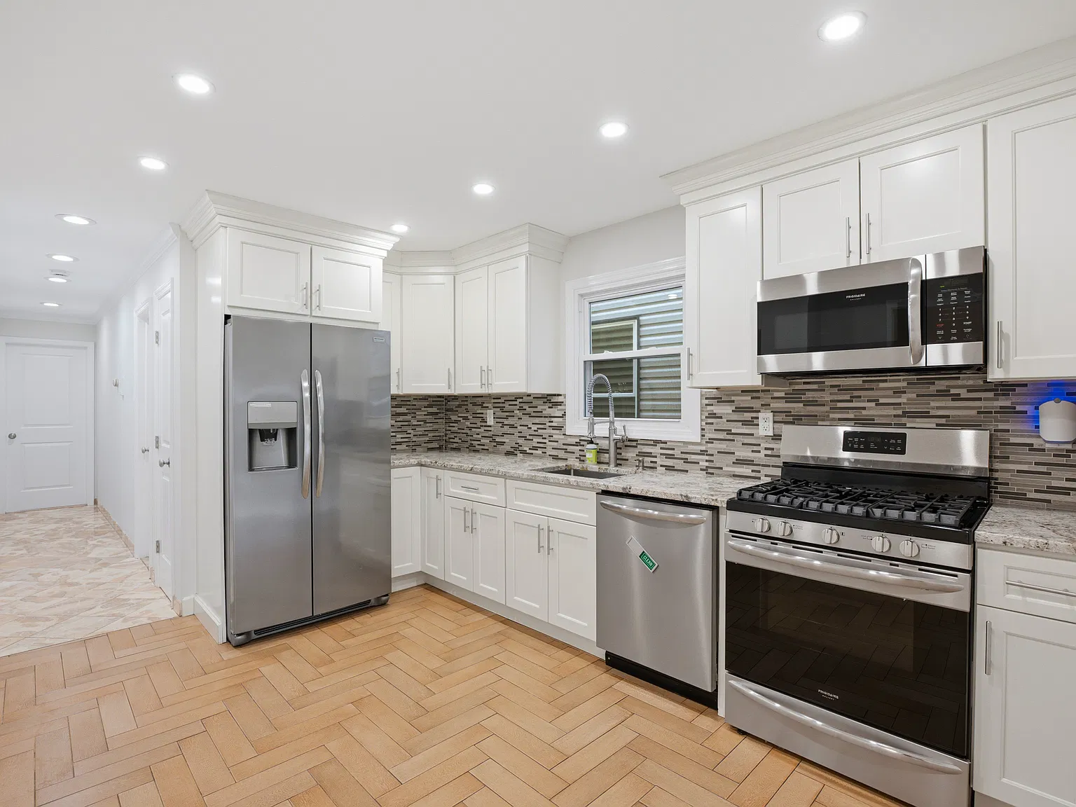 3 bed, 1050 sqft, $3,300 — Photo 2