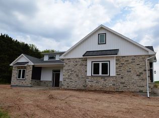 W7579 Cross Country Ln, Hortonville, WI 54944