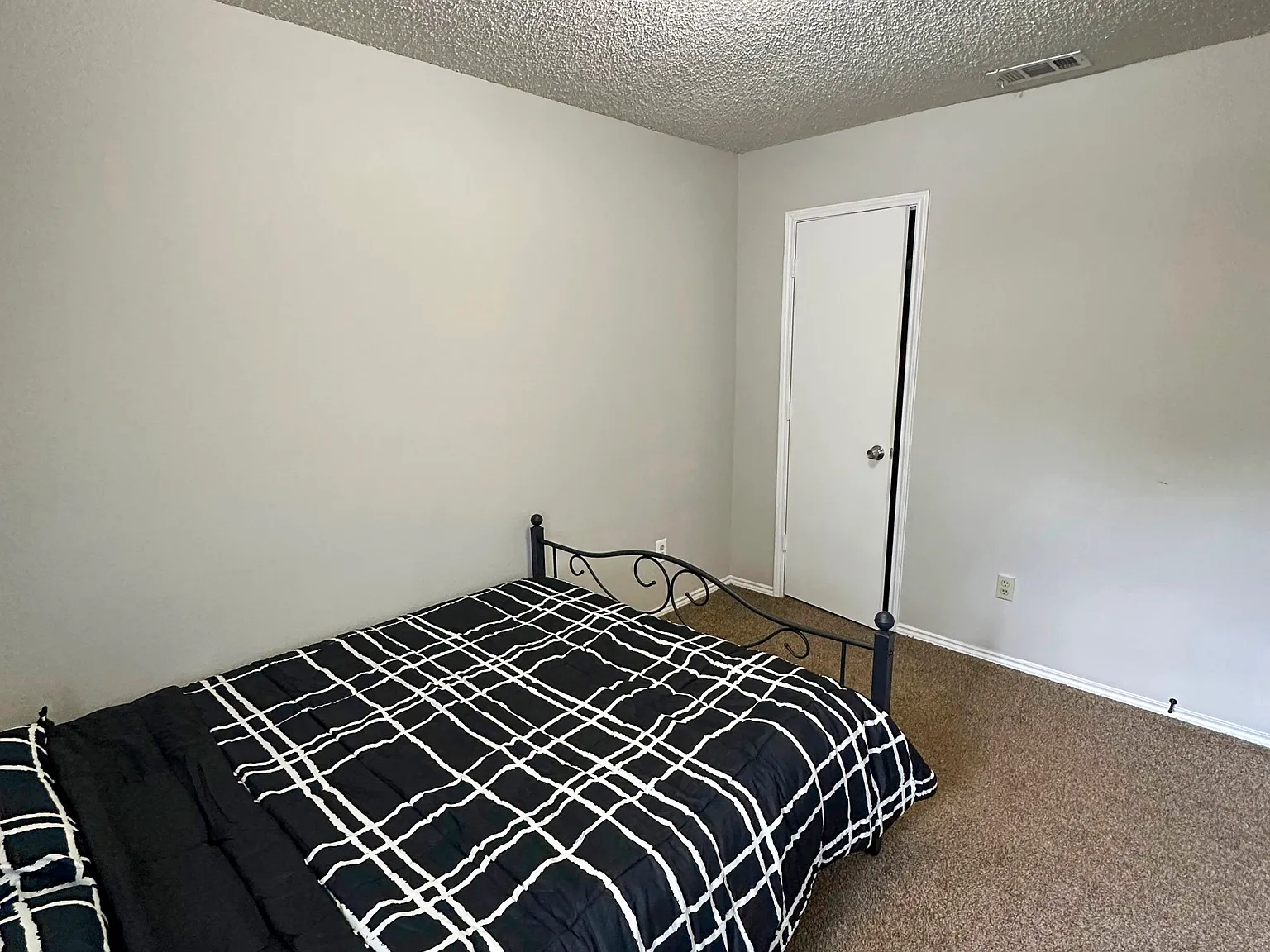 4 bed, 2.5 bath, 2700 sqft, $888 — Photo 2