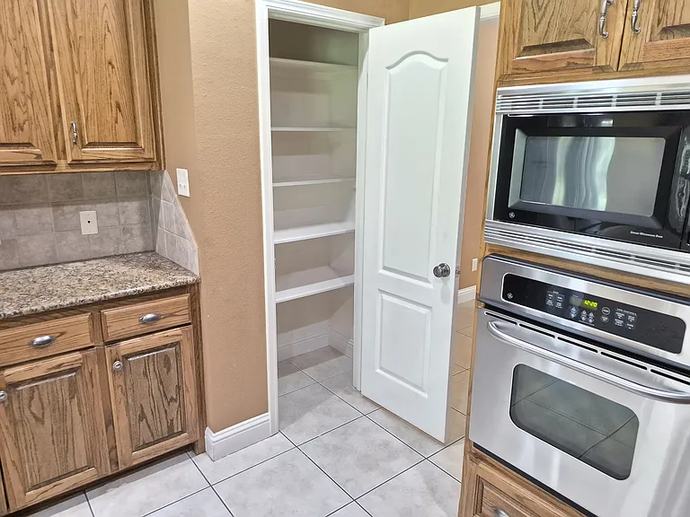 1103 Tiffany Ln — Photo 4