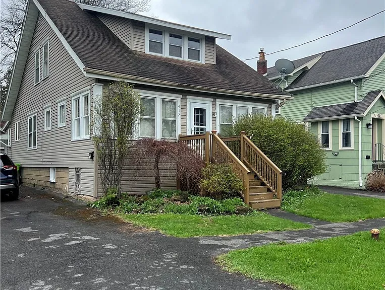 412 Delmar Pl — Photo 1