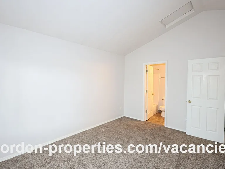 16913 NE Halsey St — Photo 33