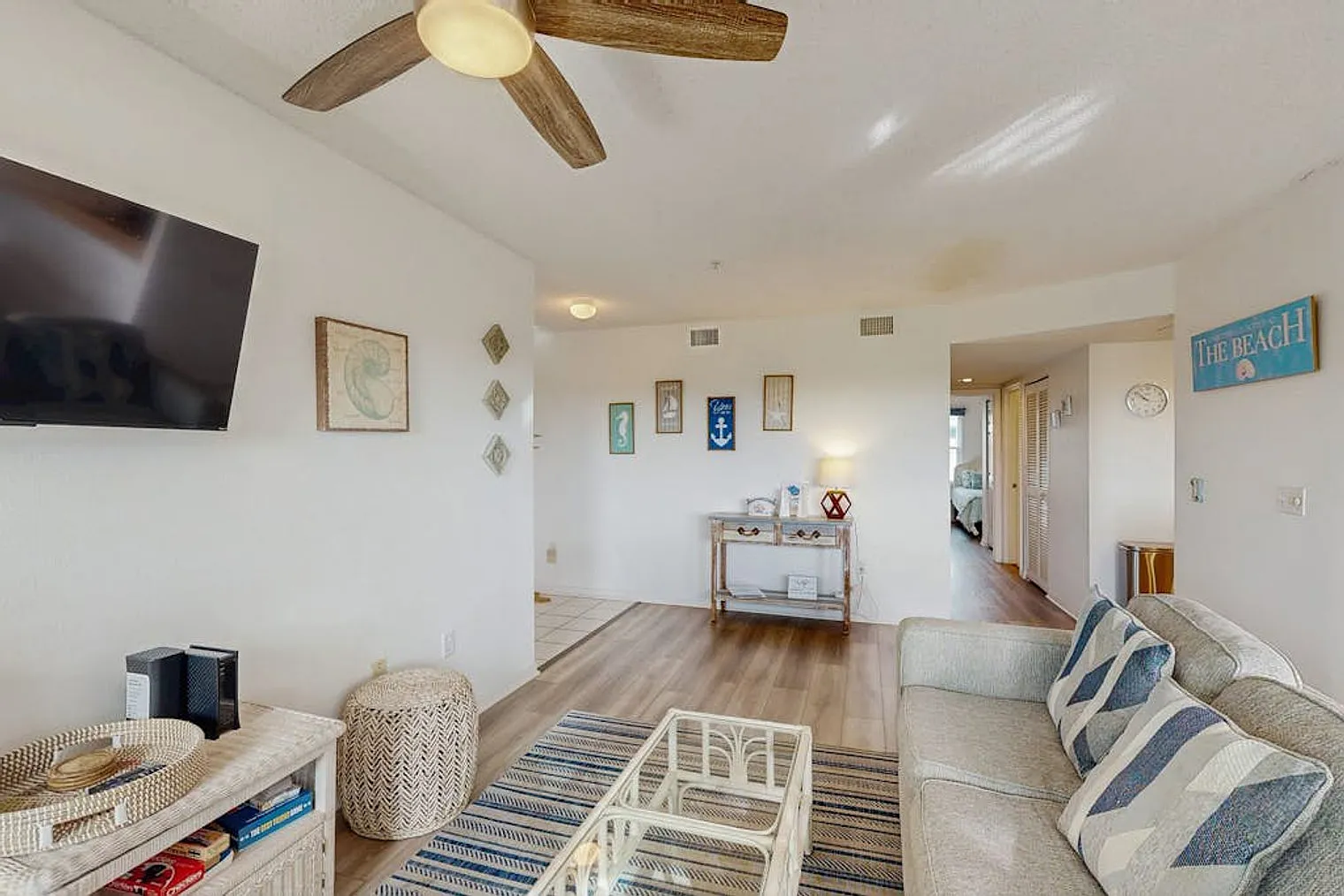 2 bed, 2.0 bath, 979 sqft, $3,402 — Photo 2