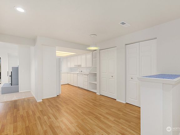 4th image of 904 E Bay Drive NE #B401