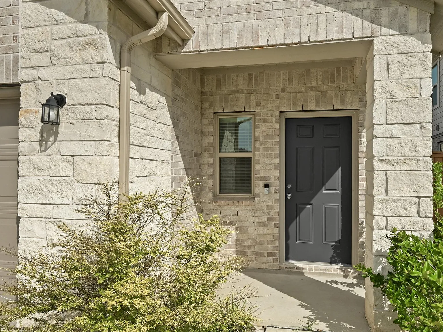 4 bed, 2.0 bath, 1802 sqft, $2,390 — Photo 4