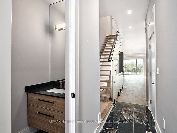 4th image of 11 Waterview Ln