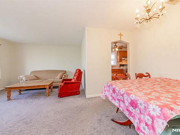 5th image of 71 Hobart Ave
