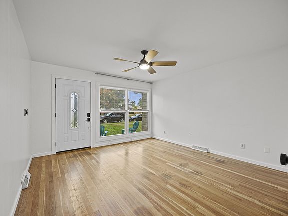 5th image of 604 Worcester Rd