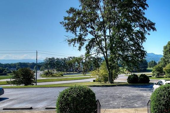 4th image of 202 University Pkwy #5
