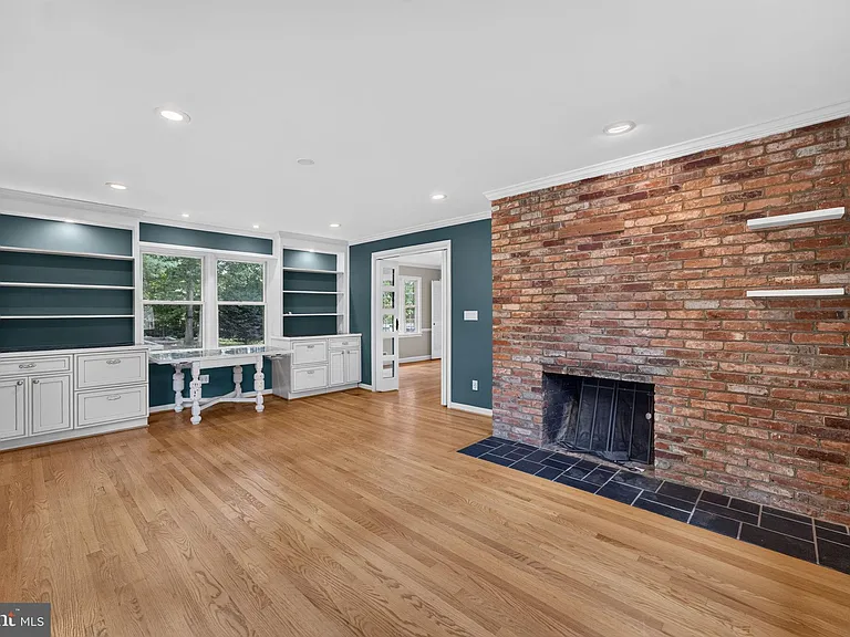 6443 Walters Woods Dr — Photo 18