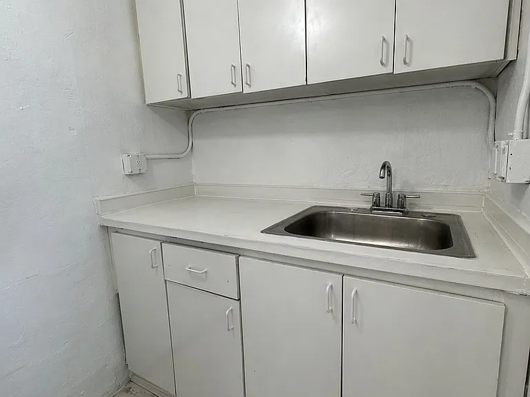 845 SW 6th St — Photo 7