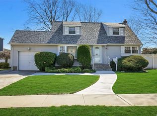 39 Surrey Ln, Massapequa Park, NY 11762
