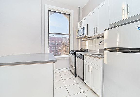 3rd image of 1697 Amsterdam Ave #41