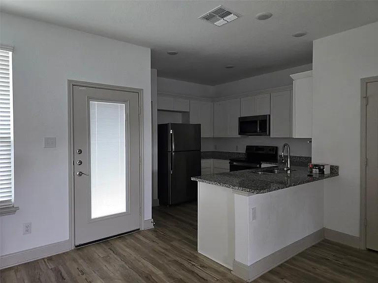 7520 Magnolia Vlg #101 — Photo 6