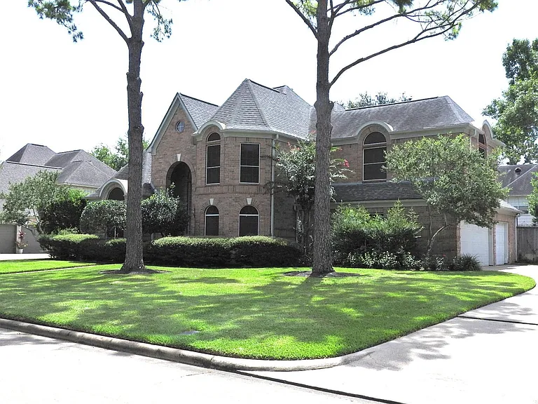 2319 Amber Springs Dr — Photo 4
