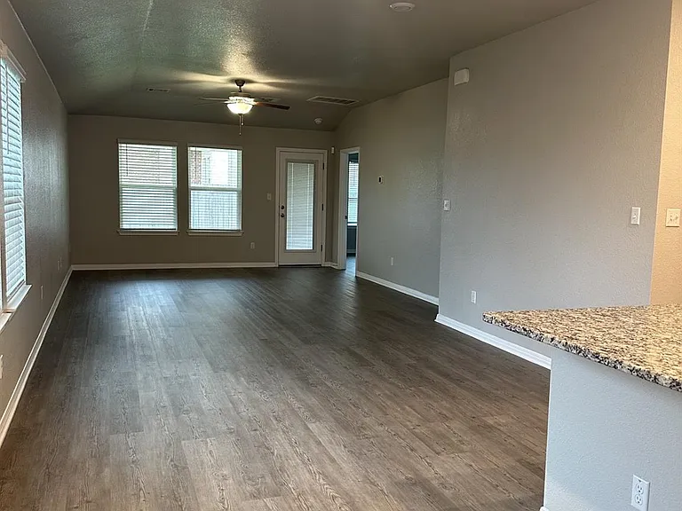 201 Longmount Cv — Photo 7