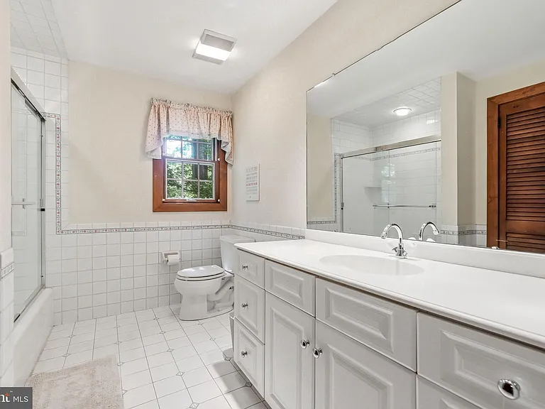12 Hessian Way — Photo 44