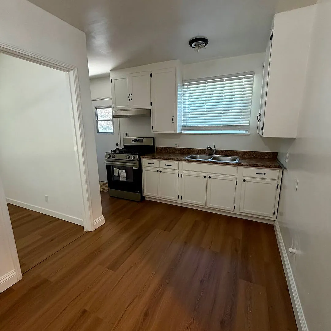 Charming 2-Bedroom Home in a Quiet Reseda Cul-de-Sac — Photo 3