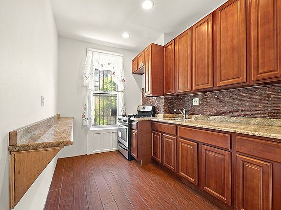 5th image of 567 Lexington Ave