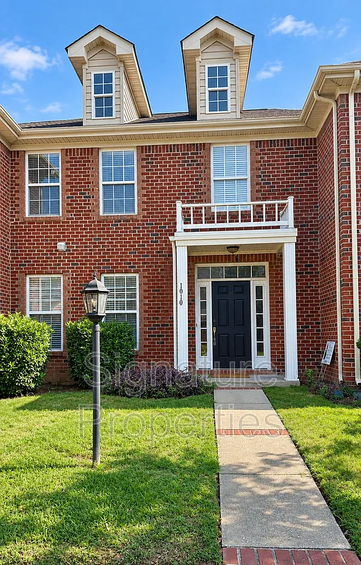 3 bed, 2.5 bath, 2070 sqft, $2,500 — Photo 1