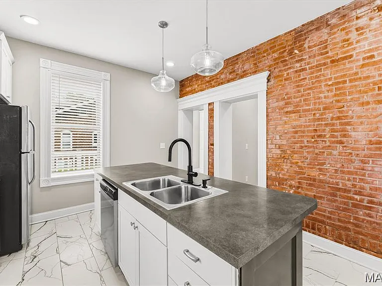 221 N Jackson St — Photo 8